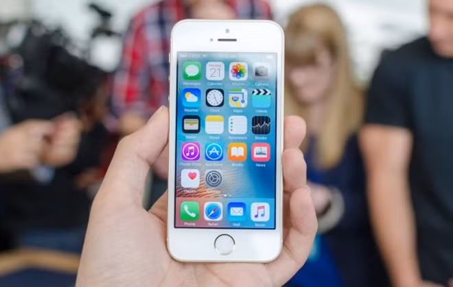 Vẫn có tương đối người dùng yêu thích màn hình nhỏ trên iPhone SE. Ảnh: PhoneArena. Vẫn có tương đối người dùng yêu thích màn hình nhỏ trên iPhone SE. Ảnh: PhoneArena.