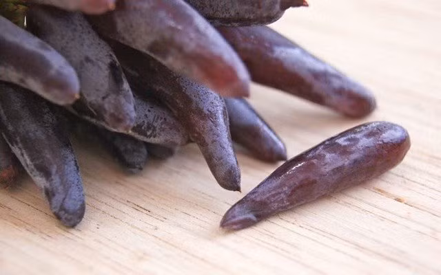 Nho hình tay phù thủy: Giống nho phù thủy này có tên Witch Finger (nho phù thủy) có hình dáng dị thường nhất trong tất cả các loại nho với chiều dài mỗi quả lên tới 4cm và đường kính 1cm. Khác với hình dáng tròn thông thường, những trái nho này có hình dáng thuôn dài như ngón tay người.