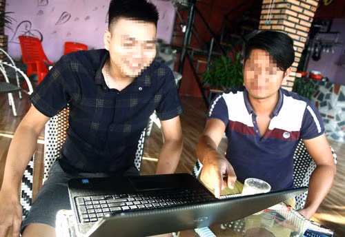 Anh Nguyễn Hữu Lộc (áo đen; ngụ xã Lộc Đức, huyện Bảo Lâm) hướng dẫn cách chơi tiền ảo qua máy tính.