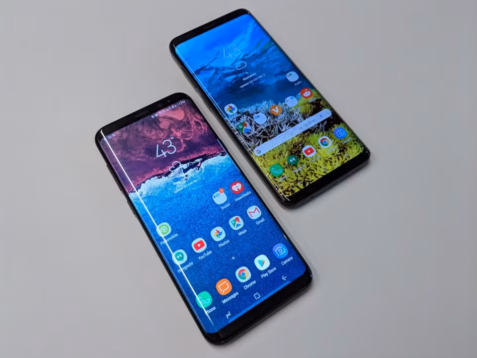 Galaxy S8 (trái) và Galaxy S9 (phải). Ảnh: BI. Galaxy S8 (trái) và Galaxy S9 (phải). Ảnh: BI.