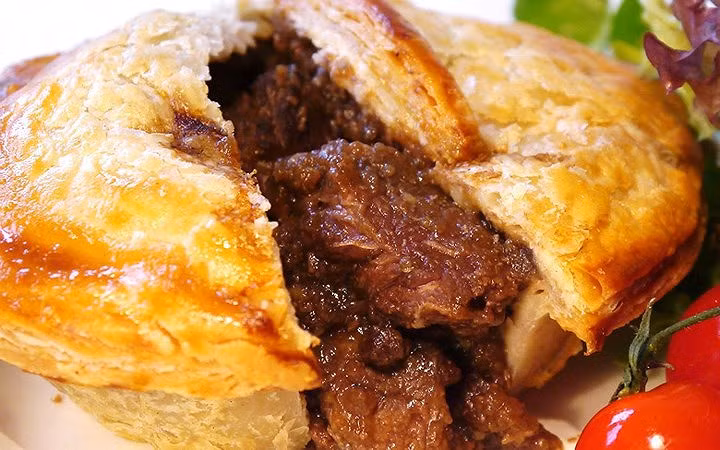 Món bít tết bò Wagyu ở Anh có giá 15.900 USD. Mỗi lát mỏng thịt bò Wagyu có giá 1.990 USD (Ảnh: Therichest)