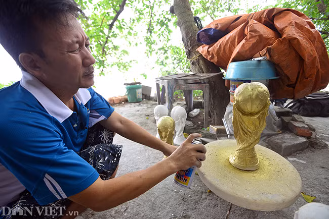 "Một chiếc cúp chỉ có giá 80.000 đồng, một mức giá quá rẻ để có thể sở hữu nhằm thỏa niềm đam mê với trái bóng tròn", anh Bảo một khách hàng cho biết.