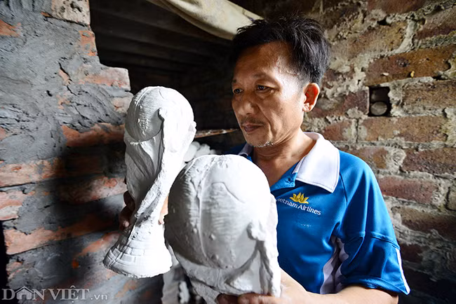 Để làm được chiếc cúp có hình dáng như thật hai vợ chồng anh phải tham khảo qua truyền hình và Internet. "Tỷ lệ kích cỡ là gần như chuẩn 100%", người đàn ông vốn là fan hâm mộ đội Manchester United (giải đấu cao nhất của Vương quốc Anh) nói.