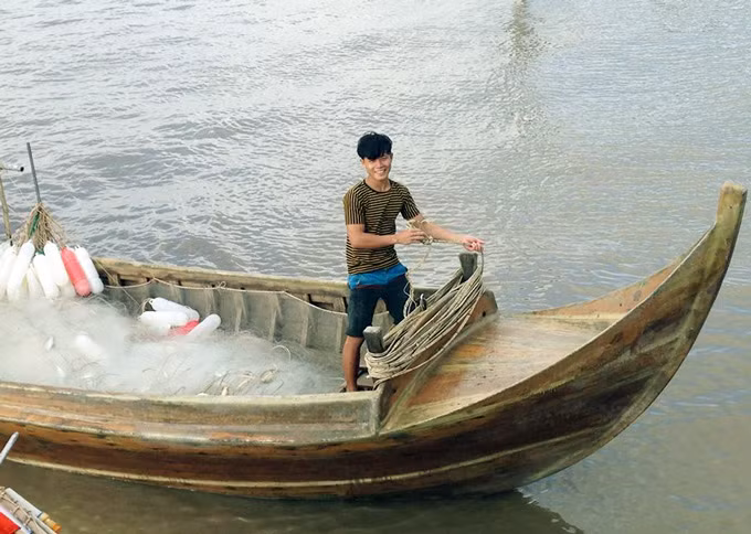 Ngư dân sử dụng các phương tiện đánh bắt gần bờ để khai thác cá khoai. Ảnh: TA.