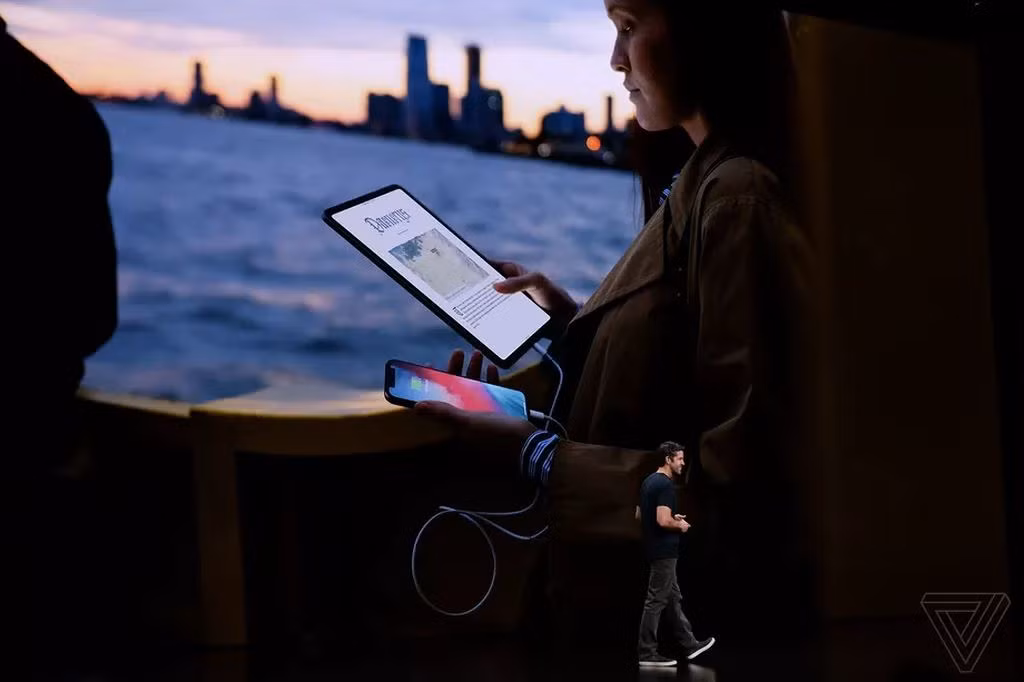 iPad Pro mới trở thành cục sạc dự phòng đắt nhất thế giới iPad Pro moi tro thanh cuc sac du phong dat nhat the gioi