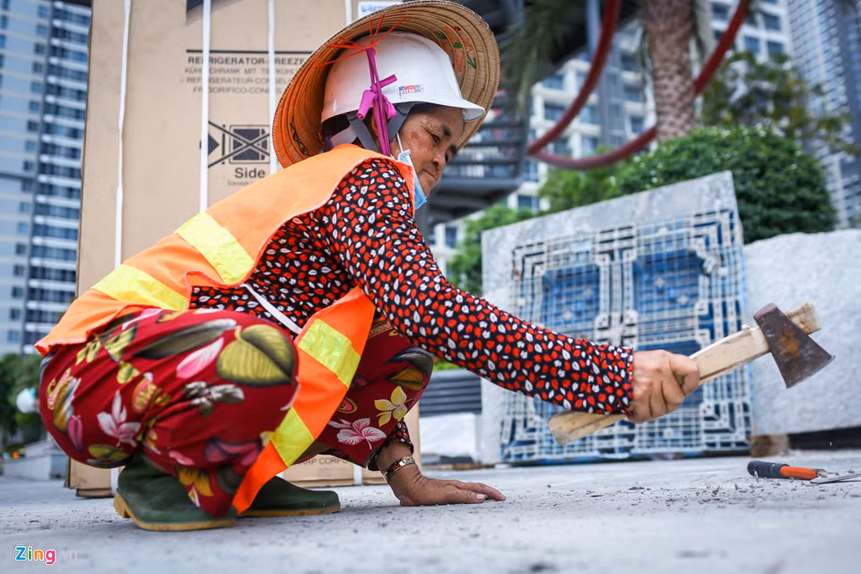 Khu vực bên ngoài, dưới chân tòa nhà, công nhân vệ sinh, cây xanh cũng tất bật với hoàn thiện những phần việc cuối.