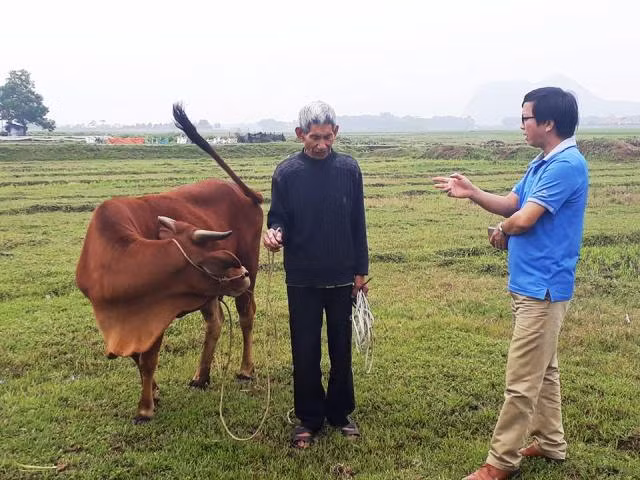 Người dân xã Thiệu Dương phản ánh với Dân Việt về việc bị thu phí chăn thả gia súc. Ảnh: PV.