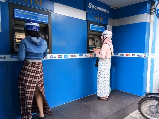 Tình hình rút tiền tại các cây ATM ngày 23 tháp Chạp chưa căng thẳng nhưng nhiều người khá khó chịu vì chỉ rút được toàn tiền lẻ. Ảnh: Quốc Hải.