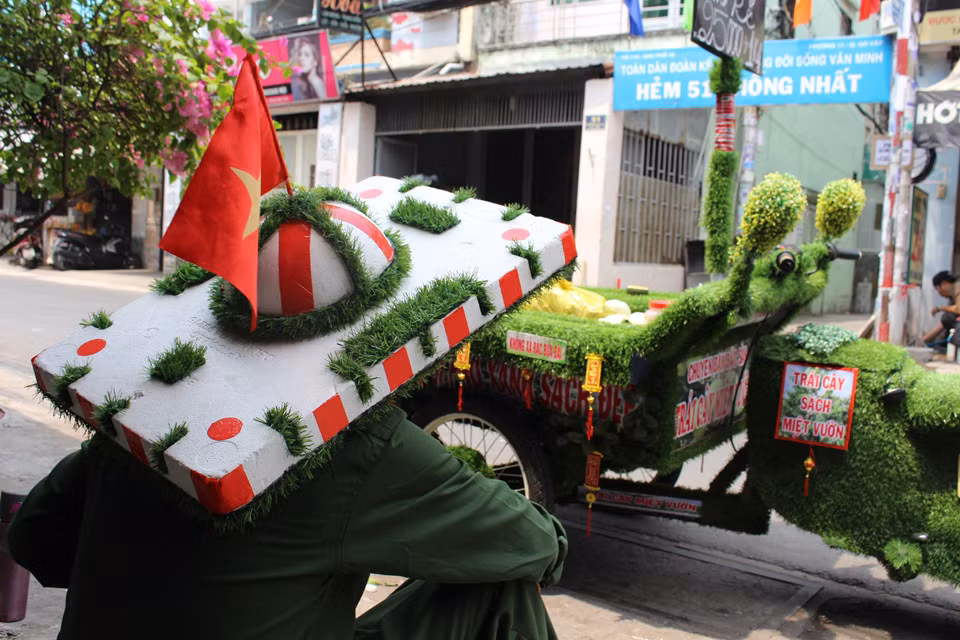 Quê ở Hưng Yên, anh Hiển và vợ vào Sài Gòn lập nghiệp đã gần 20 năm. Trải qua nhiều nghề, cuối cùng, vợ chồng anh quyết định chọn bán trái cây để mưu sinh. “Do thích đi đây đi đó, không chịu ngồi yên một chỗ nên tôi sắm chiếc xe này để bán lưu động. Vợ tôi vẫn có gian hàng bán cố định tại chợ”, anh cười vui vẻ.