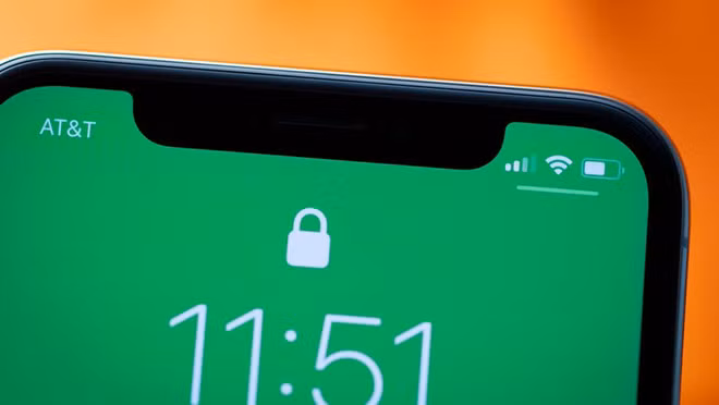 Cũng tại sự kiện này, phiên bản kỷ niệm 10 năm iPhone X mở ra một xu hướng mới của ngành công nghiệp di động. Apple bỏ nút Home, giảm tối đa viền màn hình, đưa thiết kế notch (tai thỏ) lên iPhone, mở khóa bằng công nghệ nhận diện khuôn mặt 3D Face ID. Dù không phải là smartphone đầu tiên có màn hình khuyết đỉnh nhưng chính Apple đã làm cho thiết kế này trở thành trào lưu kéo dài từ năm 2017 đến nay.
