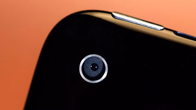 iPhone 3GS ra mắt vào năm 2009 với camera 3 MP, có khả năng quay phim. Đây là model đầu tiên của dòng iPhone có "S" ra mắt vào năm lẻ. Từ sau phiên bản này, khả năng chụp ảnh trên iPhone luôn là điều khiến đối thủ phải so kè qua từng thế hệ.