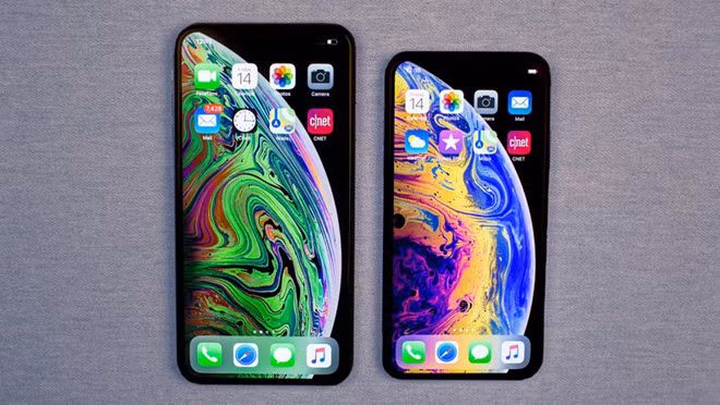 Tháng 9/2018, iPhone XS và XS Max ra đời, đánh dấu việc Apple sẽ lấy X là tên gọi tiếp theo sau thời gian dài đánh số cho các phiên bản iPhone. Kích thước màn hình cũng được nâng lên mức mới, 5,8 inch cho bản XS và 6,4 inch đối với XS Max. Những thông số còn lại của hai phiên bản này đều giống nhau.