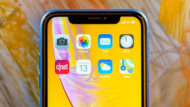 Model thứ 3 xuất hiện tại sự kiện ra mắt là iPhone XR giá rẻ. Smartphone này có màn hình LCD 6,1 inch vỏ nhiều màu và camera đơn ở phía sau. Các thông số còn lại tương đồng với bộ đôi dùng màn OLED.