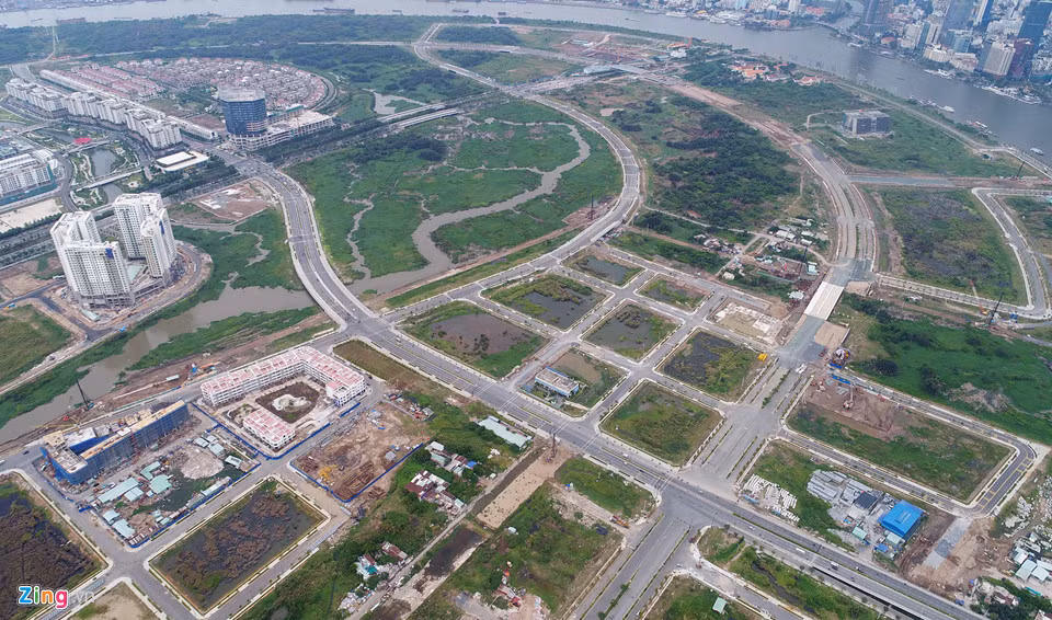 Nhưng sau 22 năm, đô thị mới Thủ Thiêm mới chỉ có hệ thống giao thông, hạ tầng được đầu tư mạnh, khu tái định cư Bình Khánh hoàn thiện, đô thị Sala đang dần thành hình. Các dự án tỷ đô quy mô lớn đến giờ vẫn chỉ nhắc trên văn bản.