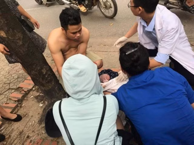 Hang taxi noi gi vu ba bau de roi, goi 5 taxi khong dung?