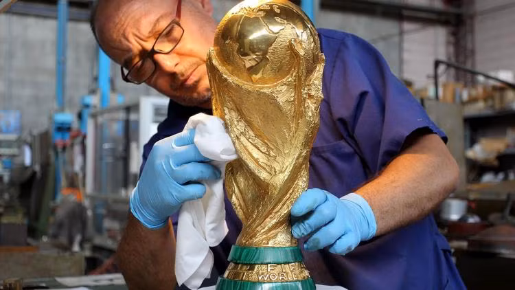 Bên cạnh chiếc cúp World Cup, GDE Bertoni cũng là đơn vị sản xuất Cúp Olympic và Liên minh Siêu cúp bóng đá châu Âu (UEFA).