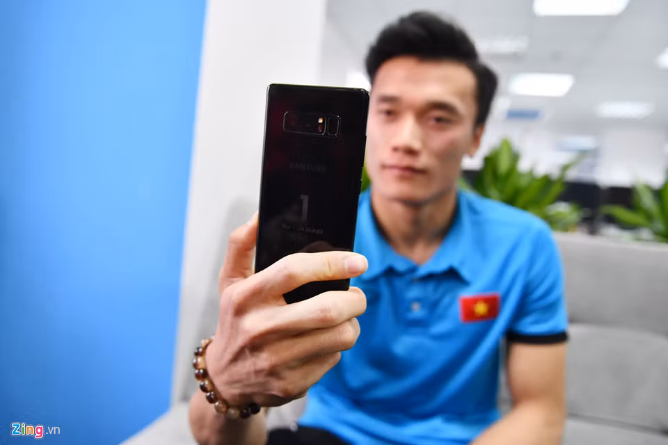 Trong khi mặt sau máy trang bị camera kép 12 mp, một ống kính góc rộng và một tele. Cả 2 camera này đều hỗ trợ chống rung quang học.