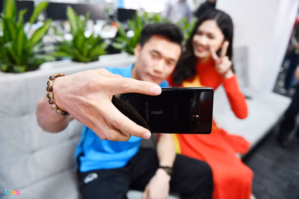 Tiến Dũng chụp ảnh selfie với Á hậu Ngô Thanh Tú. Note 8 sở hữu camera trước 7 megapixel, khẩu độ f/1.7 ống kính tương đương tiêu cự 25 mm.