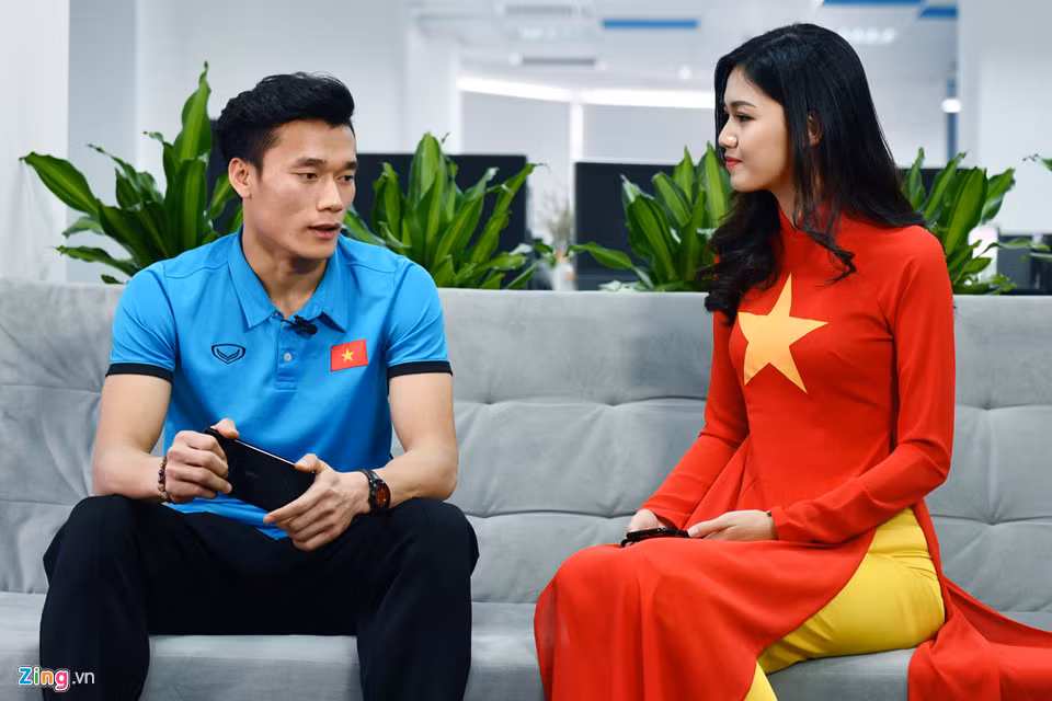 Trong buổi giao lưu trực tuyến với độc giả Zing.vn sáng 29/1, thủ thành của U23 Việt Nam xuất hiện với vẻ ngoài điển trai. Anh vui vẻ trò chuyện với MC Á hậu Thanh Tú.