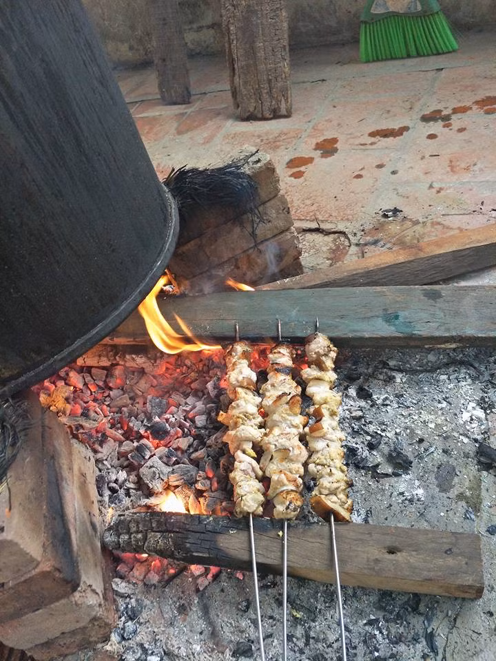 Trong khi ngồi trông bánh, con cháu quây quần, nướng thịt, nướng khoai.
