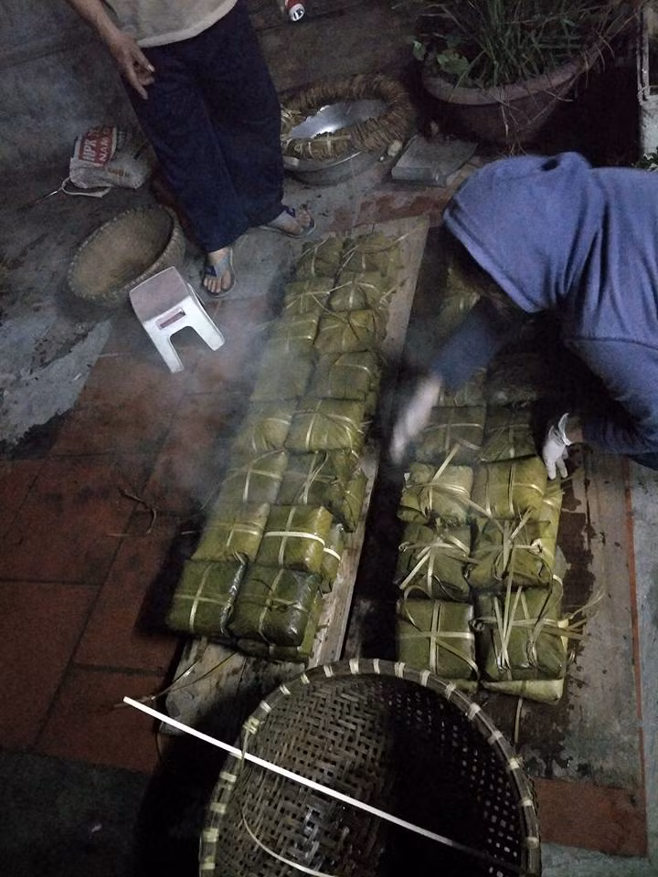 Những chiếc bánh chưng được xếp ngay ngắn, ép cho cứng lại.