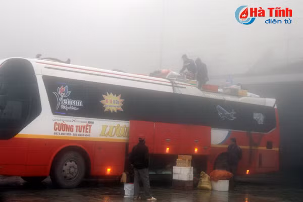 Khi thùng xe đã chật ních, số hàng hóa còn lại phải chất lên nóc xe, ràng buộc và che đậy cẩn thận.