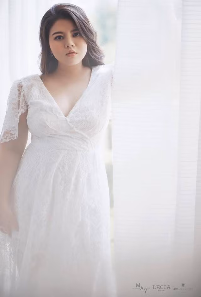 Mới đây, Khánh hà còn được chọn trong một chiến dịch của một hãng áo cưới cao cấp. Với thần thái sang trọng và đầy biểu cảm, cô gái này rất tự tin diễn tả nhiều cảm xúc trong những loại trang phục khác nhau.