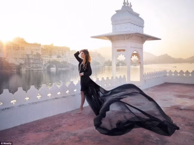 Mỗi khi dừng chân tại một điểm đến mới, cô gái tóc vàng lựa chọn chụp ảnh với những bộ trang phục nổi bật và hài hòa nhất với phong cảnh xung quanh.