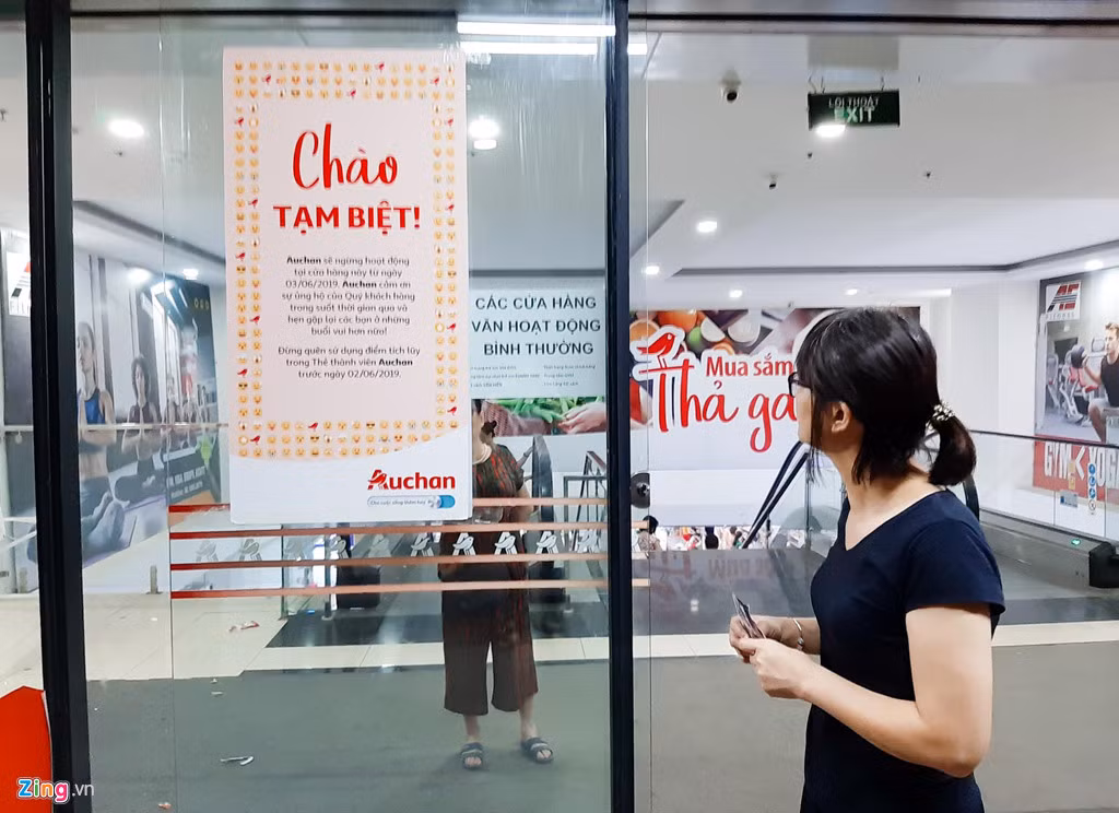 Tại cửa ra vào, Auchan đưa ra lời chào tạm biệt và không quên nhắc nhở khách hàng sử dụng điểm tích lũy trong thẻ thành viên. Việc rút lui khỏi thị trường Việt Nam được đưa ra cùng thời điểm với Auchan Italy bán mình cho đại gia bán lẻ địa phương, cũng vì thua lỗ. Trong khi đó, danh tính đơn vị mua lại Auchan Việt Nam vẫn chưa được công bố.
