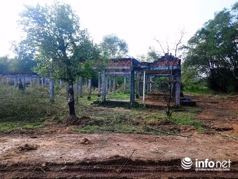 Các hạng mục dở dang trong tình trạng rêu phủ.