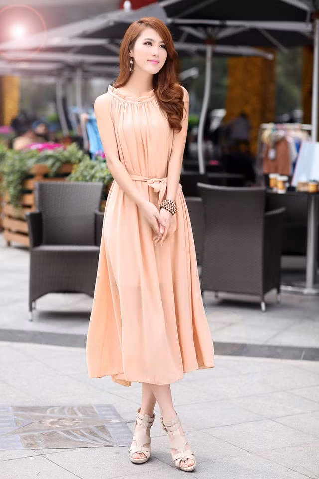 Bạn hoàn toàn có thể diện váy maxi đi dự tiệc cưới. Váy maxi vừa duyên dáng vừa quý phái cho người mặc.