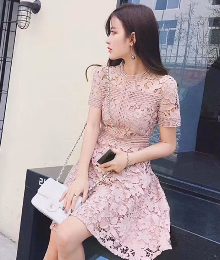 Đây là một trong những kiểu đầm được nhiều người lựa chọn khi đị dự tiệc cưới. Váy ren mang lại vẻ đẹp gợi cảm, quyến rũ rất nữ tính cho người mặc.