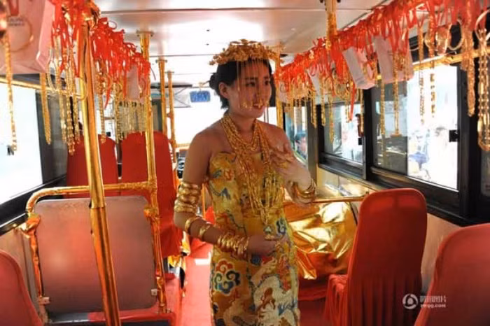Gai xinh deo hang chuc cay vang tren nguoi len xe buyt-Hinh-4