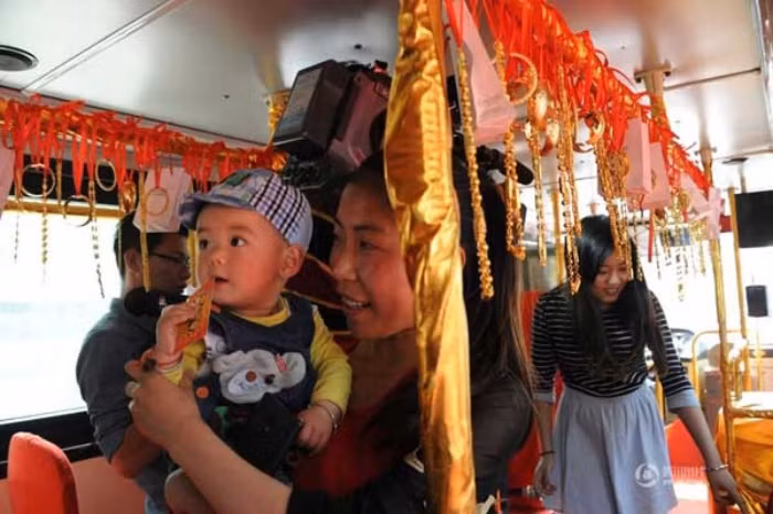 Gai xinh deo hang chuc cay vang tren nguoi len xe buyt-Hinh-2