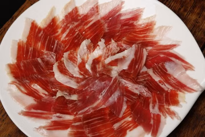 Đùi lợn đen Ibérico được coi là đặc sản vì thịt ngon, nhiều vân thớ, béo mượt, giàu dinh dưỡng hơn những loại heo thông thường. Lợn Ibérico được nuôi và sản xuất chủ yếu ở Tây Ban Nha và một vài vùng ở Bồ Đào Nha. Theo hệ thống phân loại nguồn gốc của Tây Ban Nha, Ibérico được làm từ lợn đen ở bán đảo Ibérico. (Ảnh:croquetasricas) Lợn Ibérico được nuôi và sản xuất chủ yếu ở Tây Ban Nha và một vài vùng ở Bồ Đào Nha. Theo hệ thống phân loại nguồn gốc của Tây Ban Nha, Ibérico được làm từ lợn đen ở bán đảo Ibérico. (Ảnh:croquetasricas)