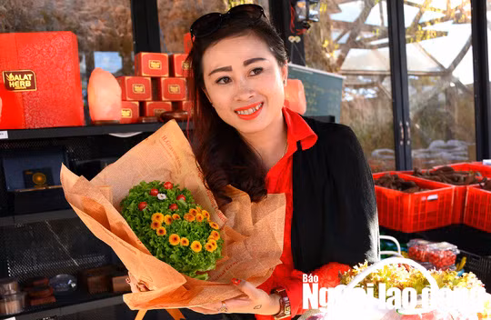 Gia đình chị Phạm Thị Thùy Linh, ngụ phường 11, TP Đà Lạt, tỉnh Lâm Đồng, giới thiệu một bó hoa làm từ xà lách thủy canh, cà chua bi...Đà Lạt.