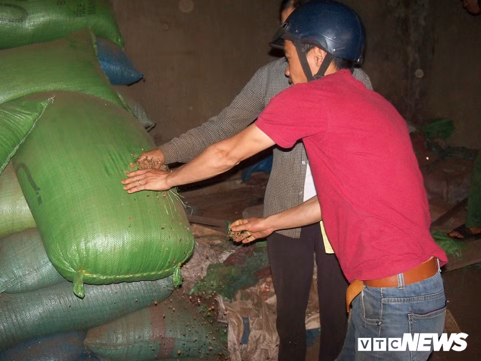 Cà phê nhân người dân gửi trong kho Quý Phượng giờ chỉ còn là vỏ cà phê. Ảnh: NC.