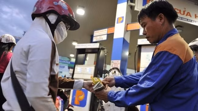 Gia xang dau tiep tuc giam manh vao ngay mai
