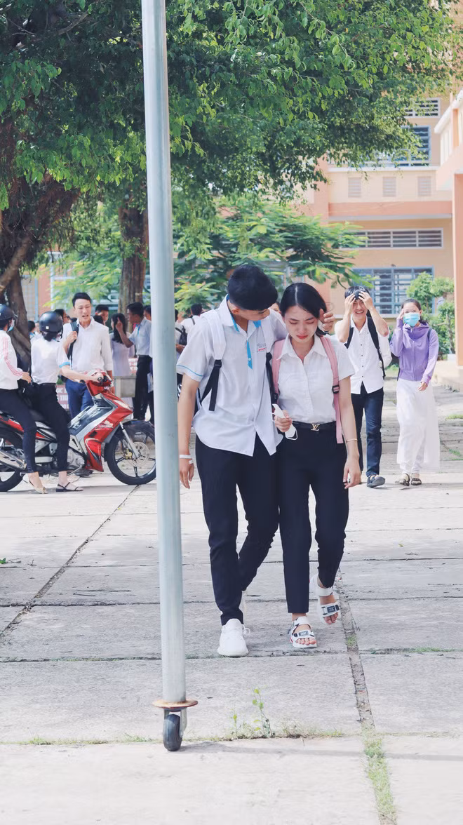 Tuy nhiên, không phải ai cũng may mắn hoàn thành tốt bài thi như ý. Thậm chí, có nhiều sĩ tử còn tỏ ra thất vọng ngay sau buổi thi đầu tiên TN THPT 2019.