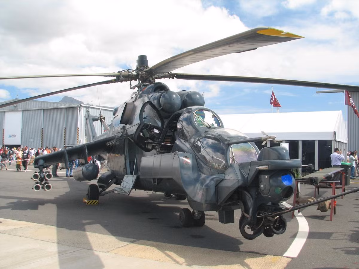 Gói nâng cấp Super Hind Mk III thậm chí còn bổ sung hệ thống chỉ thị mục tiêu gắn trên mũ bay cho phép phi công điều khiển pháo 20mm theo mắt nhìn.