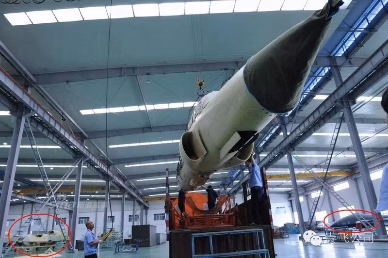 Có một điều đặc biệt là JL-9 vốn được phát triển trên cơ sở mẫu máy bay huấn luyện JJ-7 - sao chép tiêm kích huấn luyện MiG-21U của Không quân Liên Xô.