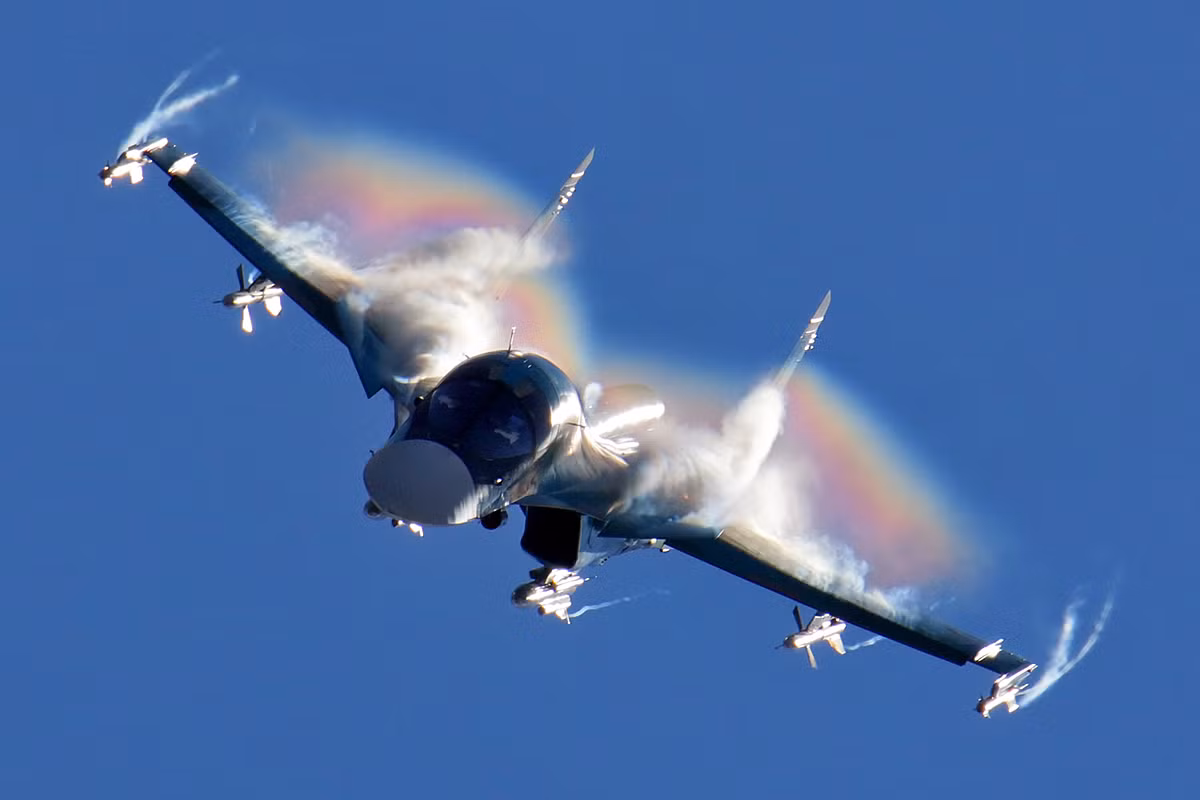 Rõ ràng, tiềm năng của tiêm kích bom Su-34 còn rất lớn, không chỉ giới hạn ở vai trò chiến đấu mà có thể kết hợp các nhiệm vụ đặc biệt khác. Ví dụ như do thám, trinh sát điện tử và có thể là cả tấn công điện tử trong tương lai…