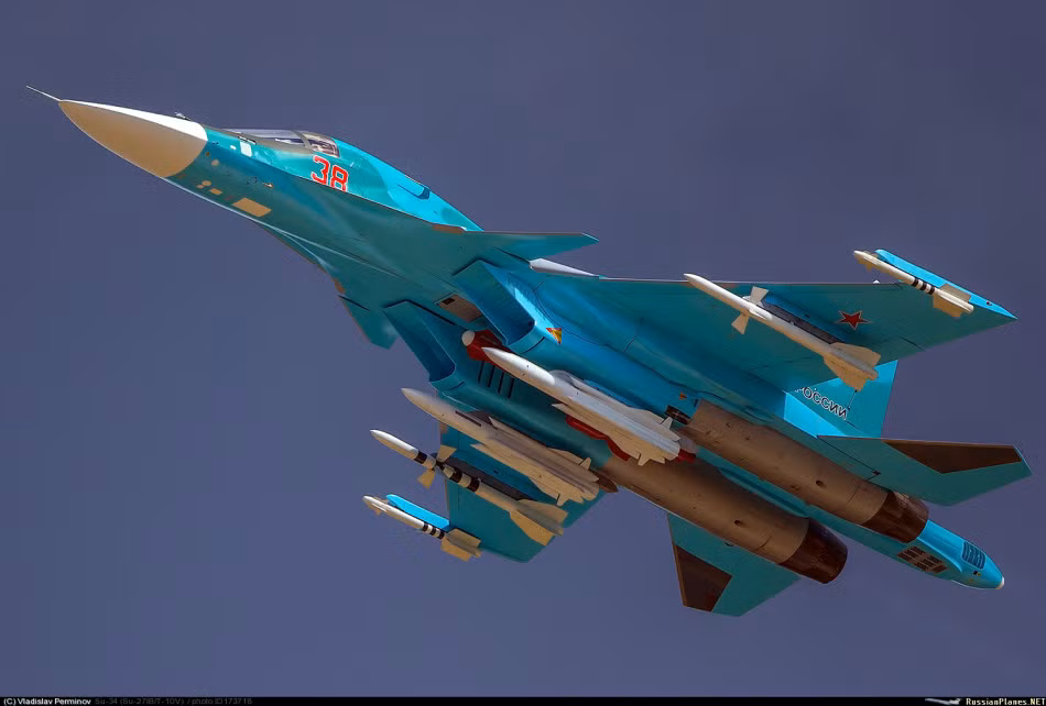  Tiêm kích bom Su-34 được biết đến là loại chiến đấu cơ hạng nặng chuyên nhiệm nhiệm vụ không kích mục tiêu mặt đất, mặt biển. Nó có khả năng mang tới 8 tấn vũ khí hiện đại gồm tên lửa, bom dẫn đường thông minh và loại thông thường. Ngoài ra, nó có thể không đối không với bộ tên lửa tương đương dòng Su-30/35.