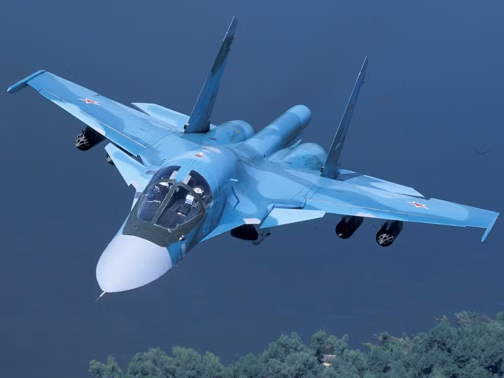 Su-34 được thiết kế với buồng lái 2 chỗ ngồi ngang hàng nhau, trang bị hai động cơ AL-31FM1 cho tốc độ bay tối đa 2.000km/h, bán kính tác chiến hơn 1.000km, tầm bay cực đại (mang ít vũ khí) đến 4.000km.