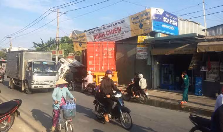Khi vừa qua chợ Long Trường (giáp giữa phường Trường Thạnh và phường Long Trường, quận 9) thì tông vào xe tải chở nước đá mang BKS: 54Y - 9195, đang dừng trên lề đường, lùa phương tiện này về phía trước 1 đoạn.