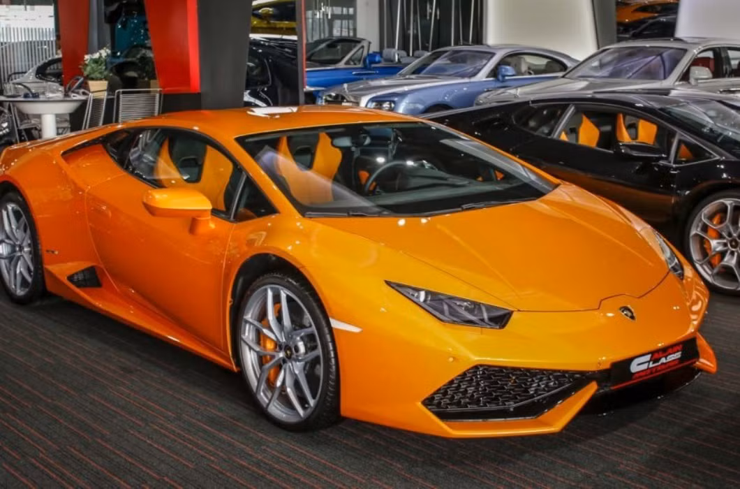 Mẫu xe này là phiên bản mui trần cỡ nhỏ của dòng siêu xe danh tiếng Lamborghini Huracan LP610-4. Ở thị trường nước ngoài, giá siêu xe Lamborghini Huracan LP610-4 Spyder rơi vào khoảng 270.000 USD (hơn 6 tỷ đồng). Tuy nhiên, khi được nhập về Việt Nam, trị giá chiếc xe sau thuế có thể lên tới khoảng 17 - 18 tỷ đồng. Được biết, chiếc xe đã rơi vào cảnh "bơ vơ" trong gần nửa năm trước khi một công ty thương mại có trụ sở tại Việt Yên (Bắc Giang) đăng ký tiếp nhận.