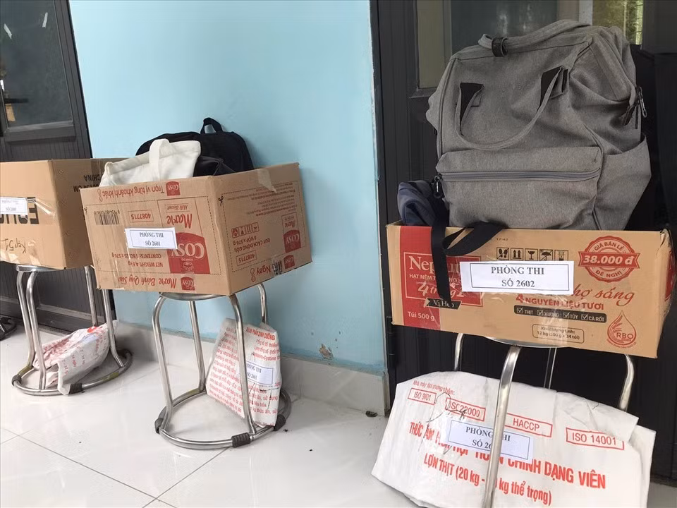 Trong đó, cán bộ coi thi cần quan sát kỹ biểu hiện tâm lý không bình thường của thí sinh. Vì áp lực tâm lý, thí sinh luôn thụ động, từ đó phát sinh biểu hiện khác bình thường, như lo lắng, hồi hộp, mất tự nhiên. Khi nhận đề, thí sinh có biểu hiện như lẩm nhẩm đọc đề để máy thu; quá trình làm bài không tập trung, thể hiện ở việc trông chờ thông tin từ ngoài đưa vào… Ngoài ra, từ năm 2022, quy chế thi yêu cầu đồ vật, cặp sách của thí sinh phải để cách phòng thi 25m, theo Thượng tá Thái, đây cũng là một cách hiệu quả để ngăn ngừa gian lận bằng các thiết bị công nghệ cao. (Ảnh minh họa) 