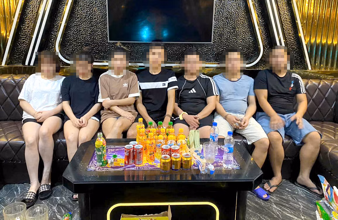 Bat 7 nam, nu dang “thac loan” trong quan karaoke o Thanh Hoa