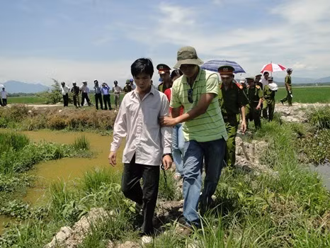 Để bịt đầu mối, Toàn đi tìm cháu Tinh thủ tiêu. Quay lại chỗ chị Linh, hắn thấy vẫn còn thở nên tiếp tục xuống tay, buộc đá, vứt xác phi tang. Tháo dây chuyền vàng, nhẫn vàng cùng đôi bông tai của nạn nhân rồi quay về nhà ngủ. Ngày 16/5/2010, Toàn thuê xe ôm đi bán số vàng được hơn bảy triệu đồng.