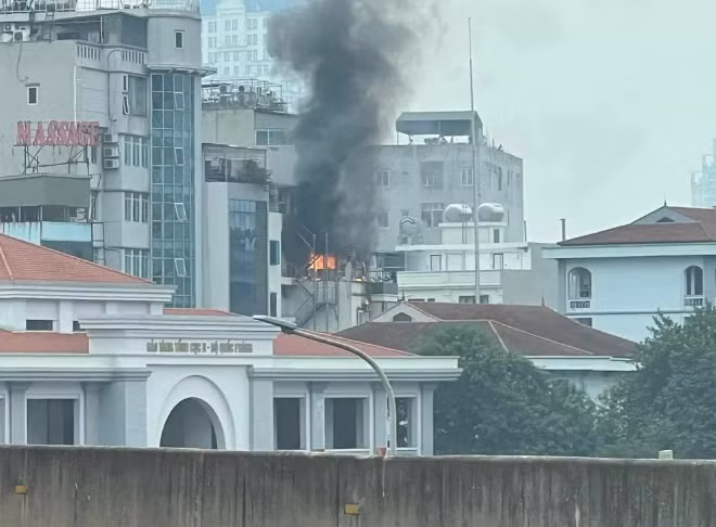 Hà Nội: Cháy nhà nghỉ 5 tầng, cột khói bốc cao hàng chục mét Ha Noi: Chay nha nghi 5 tang, cot khoi boc cao hang chuc met